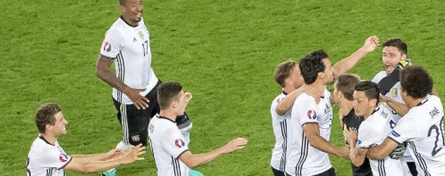 Das DFB-Team feiert den Einzug ins Halbfinale der EM 2016 in Bordeaux Das DFB-Team feiert den Einzug ins Halbfinale der EM 2016 in Bordeaux