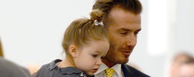 David Beckham (r.) mit seiner Tochter Harper bei der Fashion Week in New York David Beckham (r.) mit seiner Tochter Harper bei der Fashion Week in New York