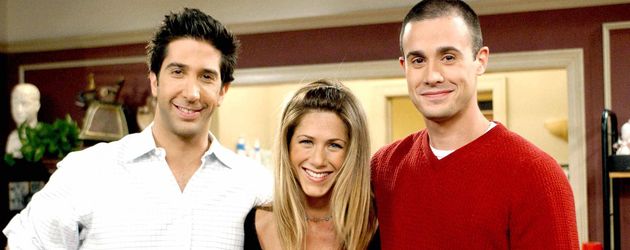 David Schwimmer mit Jennifer Aniston und Freddie Prinze Jr. am "Friends"-Set im Jahr 2002 David Schwimmer mit Jennifer Aniston und Freddie Prinze Jr. am "Friends"-Set im Jahr 2002
