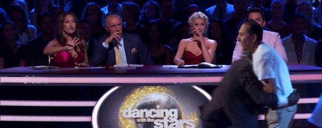 Zwei Männer stürmen die "Dancing with the Stars"-Bühne Zwei Männer stürmen die "Dancing with the Stars"-Bühne