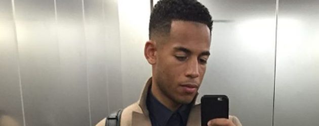 Dennis Aogo macht ein Selfie Dennis Aogo macht ein Selfie