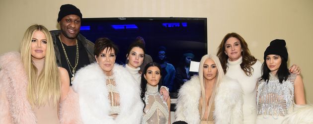 Der Kardashian-Jenner-Clan vor einem Konzert von Kanye West Der Kardashian-Jenner-Clan vor einem Konzert von Kanye West