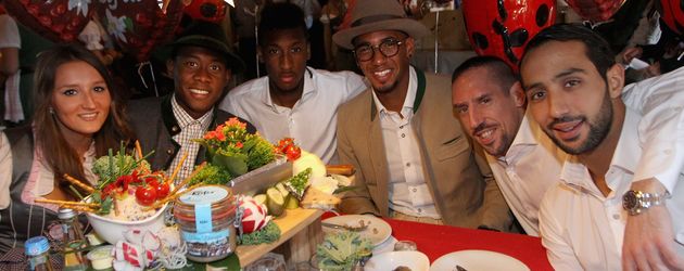 Wiesn 2015: Katja Butylina und David Alaba mit den Spielern Coman, Boateng, Ribéry und Benatia Wiesn 2015: Katja Butylina und David Alaba mit den Spielern Coman, Boateng, Ribéry und Benatia