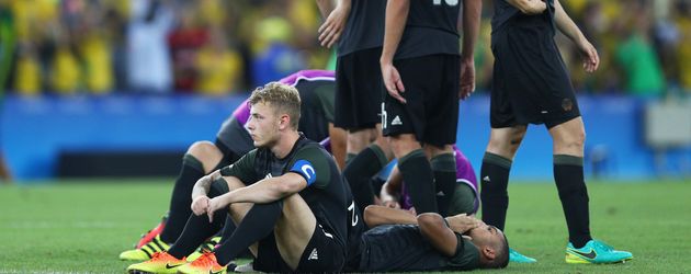 Die DFB-Fußballer nach dem Elfmeterschießen gegen Brasilien bei Olympia 2016 Die DFB-Fußballer nach dem Elfmeterschießen gegen Brasilien bei Olympia 2016