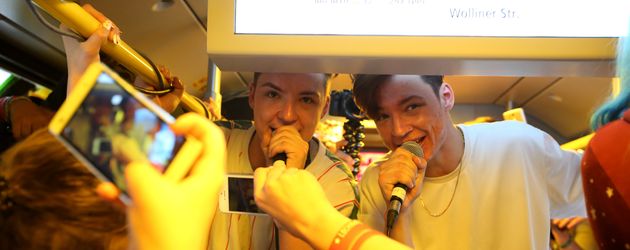 Die Lochis bei ihrem Konzert in einer fahrenden Tram Die Lochis bei ihrem Konzert in einer fahrenden Tram