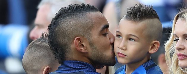 Dimitri Payet mit seinen Söhnen Noa und Milan nach einem Spiel Dimitri Payet mit seinen Söhnen Noa und Milan nach einem Spiel