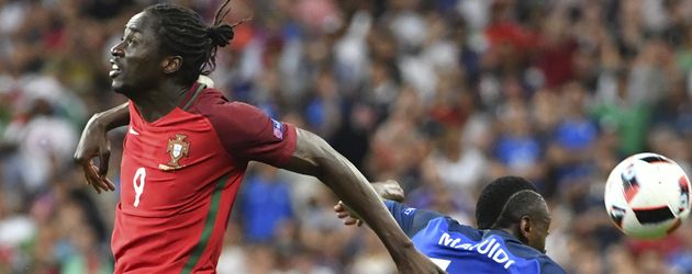 Éder im Kopfballduell mit Blaise Matuidi im Finale der EM 2016 Éder im Kopfballduell mit Blaise Matuidi im Finale der EM 2016