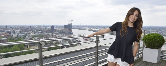 Enissa Amani mit Elbpanorama Enissa Amani mit Elbpanorama