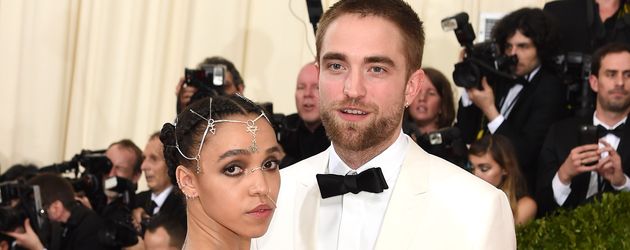 FKA Twigs und Robert Pattinson bei der MET-Gala FKA Twigs und Robert Pattinson bei der MET-Gala