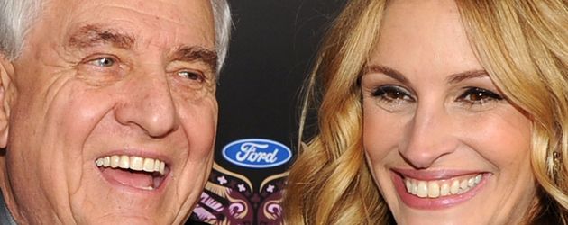 Garry Marshall und Julia Roberts bei der Premiere von "Valentine's Day" im Jahr 2010 Garry Marshall und Julia Roberts bei der Premiere von "Valentine's Day" im Jahr 2010