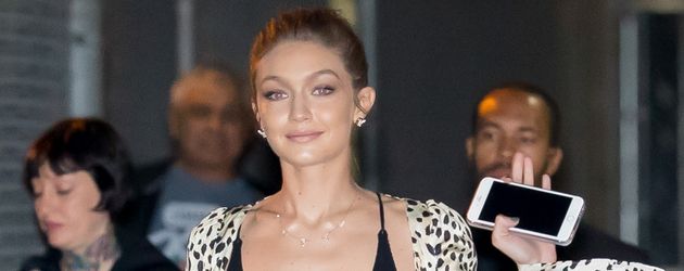 Gigi Hadid in einem bodenlangen Leo-Mantel Gigi Hadid in einem bodenlangen Leo-Mantel