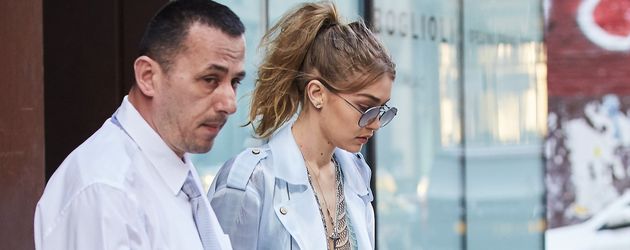 Gigi Hadid mit Leibwächter beim Verlassen ihres Apartments in New York Gigi Hadid mit Leibwächter beim Verlassen ihres Apartments in New York