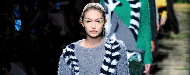 Gigi Hadid auf dem Catwalk von Max Mara auf der Mailand Fashion Week Gigi Hadid auf dem Catwalk von Max Mara auf der Mailand Fashion Week
