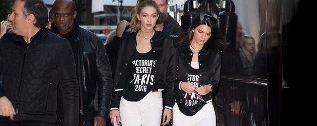Gigi Hadid und Kendall Jenner im November 2016 auf dem Weg zu "Victoria's Secret"-Proben in Paris Gigi Hadid und Kendall Jenner im November 2016 auf dem Weg zu "Victoria's Secret"-Proben in Paris