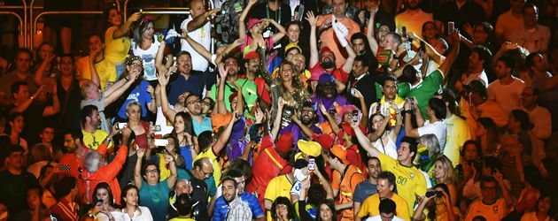Gisele Bündchen mit Fans bei der Eröffnungszeremonie der Olympischen Spiele 2016 Gisele Bündchen mit Fans bei der Eröffnungszeremonie der Olympischen Spiele 2016