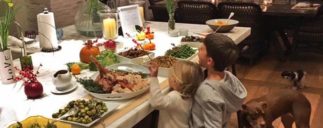Gisele Bündchens Kids am gedeckten Thanksgiving-Tisch Gisele Bündchens Kids am gedeckten Thanksgiving-Tisch
