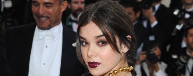 Hailee Steinfeld bei der MET-Gala 2016 in New York Hailee Steinfeld bei der MET-Gala 2016 in New York