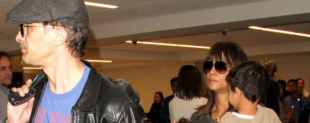 Olivier Martinez und Halle Berry mit ihren Kids am Flughafen Olivier Martinez und Halle Berry mit ihren Kids am Flughafen