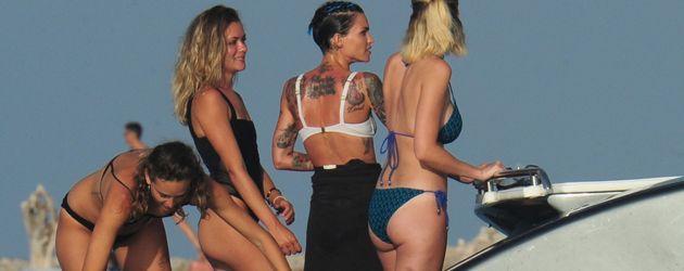 Harley Gusman (Zweite von links) und Ruby Rose (Zweite von rechts) auf einer Bootsfahrt mit Freunden Harley Gusman (Zweite von links) und Ruby Rose (Zweite von rechts) auf einer Bootsfahrt mit Freunden
