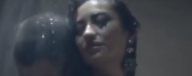 Heiße Duschszene von Nick Jonas und "Pretty Little Liars"-Star Shay Mitchell für "Under You" Heiße Duschszene von Nick Jonas und "Pretty Little Liars"-Star Shay Mitchell für "Under You"
