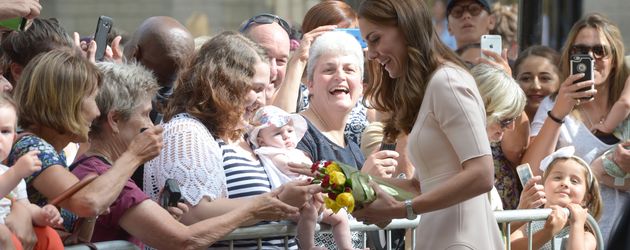 Herzogin Kate mit royalen Fans in Truro Herzogin Kate mit royalen Fans in Truro