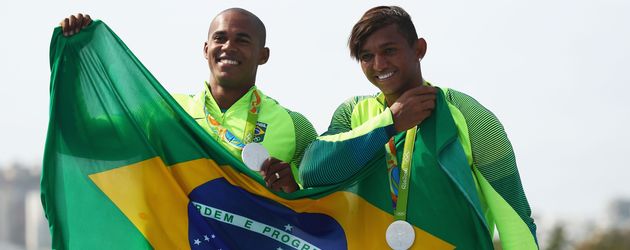 Isaquias Queiroz Dos Santos und Erlon De Souza Silva (l.) beim der Silbermedaillen-Vergabe in Rio Isaquias Queiroz Dos Santos und Erlon De Souza Silva (l.) beim der Silbermedaillen-Vergabe in Rio