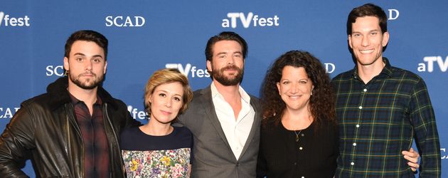 Jack Falahee, Liza Weil, Charlie Weber mit den HtGAwM-Produzenten Debra Birnbau und Peter Nowalk Jack Falahee, Liza Weil, Charlie Weber mit den HtGAwM-Produzenten Debra Birnbau und Peter Nowalk