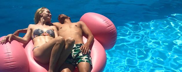 Janin Reinhardt und Kostja Ullmann im Pool Janin Reinhardt und Kostja Ullmann im Pool