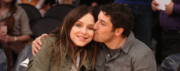 Jenny Mollen und Jason Biggs bei einem Basketballspiel Jenny Mollen und Jason Biggs bei einem Basketballspiel