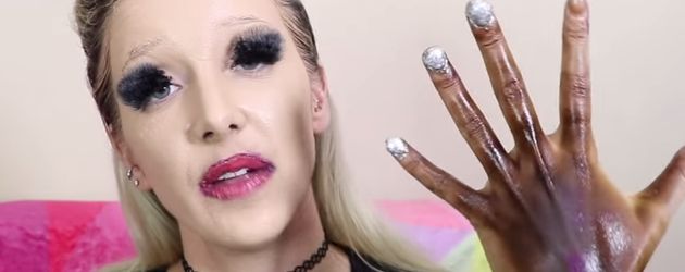 Jenna Marbles mit ihrer gebräunten Hand Jenna Marbles mit ihrer gebräunten Hand