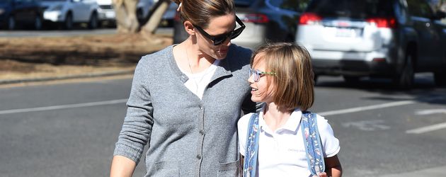 Jennifer Garner beim Abholen ihrer Tochter Violet von ihrer Schule in L.A. Jennifer Garner beim Abholen ihrer Tochter Violet von ihrer Schule in L.A.