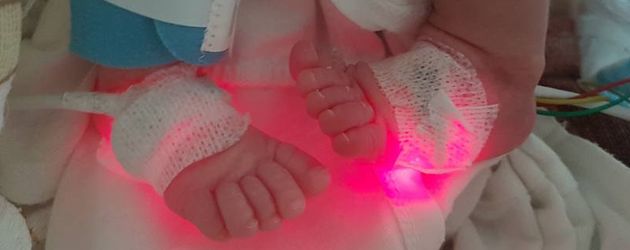 Jens Büchner zeigt die Füße seines Babys Jens Büchner zeigt die Füße seines Babys