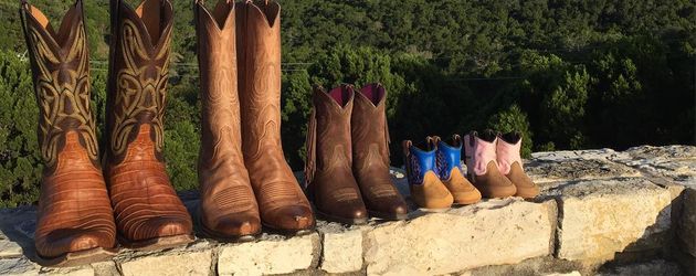Jensen Ackles gibt mit einem Schuh-Pic die Schwangerschaft seiner Frau bekannt Jensen Ackles gibt mit einem Schuh-Pic die Schwangerschaft seiner Frau bekannt