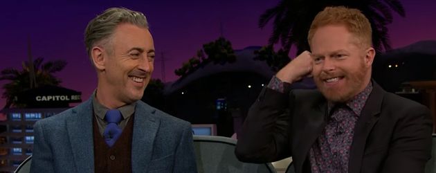 Jesse Tyler Ferguson und Alan Cumming bei James Cordon auf der Couch Jesse Tyler Ferguson und Alan Cumming bei James Cordon auf der Couch