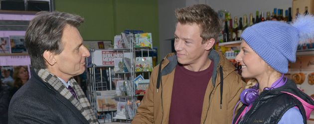 Wolfgang Bahro, Vincent Krüger und Valentina Pahde beim Dreh von GZSZ Wolfgang Bahro, Vincent Krüger und Valentina Pahde beim Dreh von GZSZ