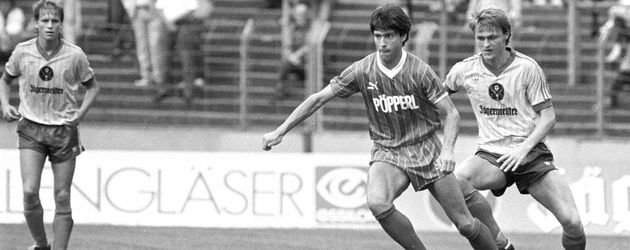 Joachim Löw (am Ball) beim Spiel des FC Freiburg gegen Eintracht Braunschweig im Juli 1986 Joachim Löw (am Ball) beim Spiel des FC Freiburg gegen Eintracht Braunschweig im Juli 1986
