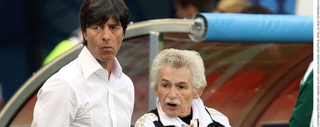 Bundestrainer Joachim Löw mit Physiotherapeut Adolf Katzenmeier (r.) Bundestrainer Joachim Löw mit Physiotherapeut Adolf Katzenmeier (r.)