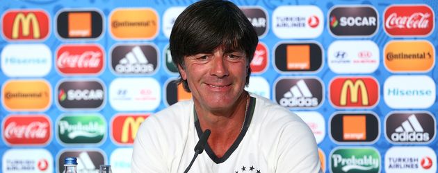 Joachim Löw während einer Pressekonferenz bei der EM 2016 Joachim Löw während einer Pressekonferenz bei der EM 2016