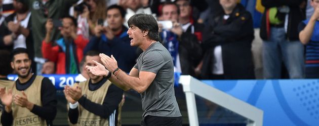 Jogi Löw applaudiert bei der EM 2016 Jogi Löw applaudiert bei der EM 2016