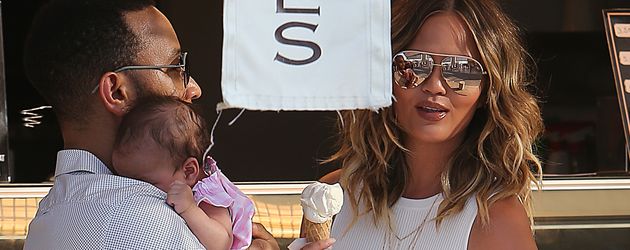 John Legend, Baby Luna und Chrissy Teigen in Saint-Tropez John Legend, Baby Luna und Chrissy Teigen in Saint-Tropez