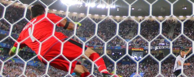 Jonas Hector und Gianluigi Buffon beim Viertelfinale EM 2016 Jonas Hector und Gianluigi Buffon beim Viertelfinale EM 2016