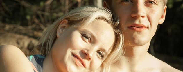 Jonas Nay und Sonja Gerhardt beieinander am Set von Deutschland 83 Jonas Nay und Sonja Gerhardt beieinander am Set von Deutschland 83