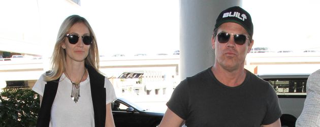 Josh Brolin und Kathryn Boyd vorm Flughafen in L.A. Josh Brolin und Kathryn Boyd vorm Flughafen in L.A.