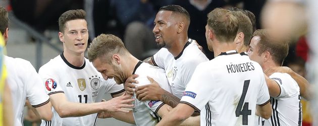 Julian Draxler, Shkodran Mustafi, Jérôme Boateng, Benedikt Höwedes und Mario Götze beim EM-Spiel geg Julian Draxler, Shkodran Mustafi, Jérôme Boateng, Benedikt Höwedes und Mario Götze beim EM-Spiel geg