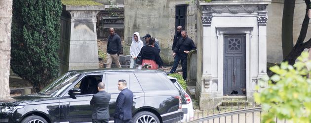 Justin Bieber nach seinem Besuch des Grabs von Jim Morrison in Paris Justin Bieber nach seinem Besuch des Grabs von Jim Morrison in Paris