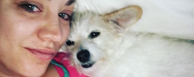 Schauspielerin Kaley Cuoco mit Hündin Ruby Schauspielerin Kaley Cuoco mit Hündin Ruby