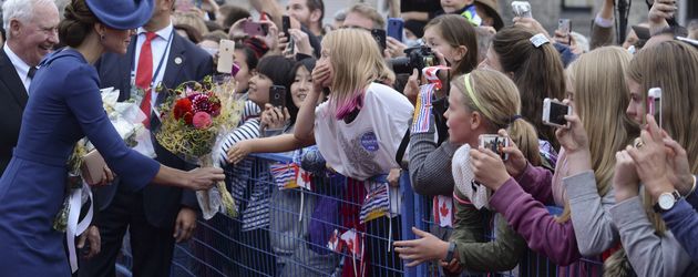 Kate Middleton während ihrer royalen Reise durch Kanada im Gespräch mit Kindern Kate Middleton während ihrer royalen Reise durch Kanada im Gespräch mit Kindern