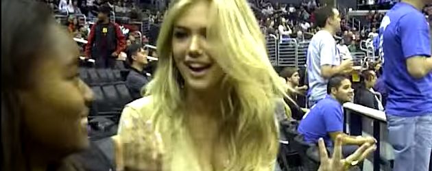 Kate Upton tanzt bei einem Basketballspiel in 2011 Kate Upton tanzt bei einem Basketballspiel in 2011