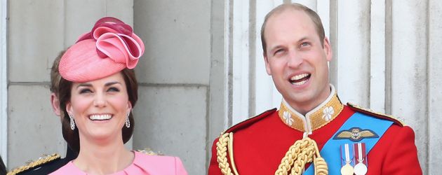 Kate, William, Charlotte und George auf dem Balkon des Buckingham Palace Kate, William, Charlotte und George auf dem Balkon des Buckingham Palace