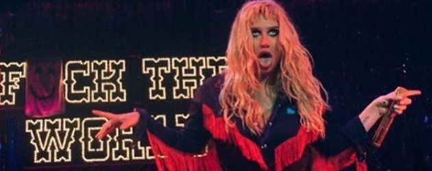 Kesha streckt ihre Zunge raus Kesha streckt ihre Zunge raus